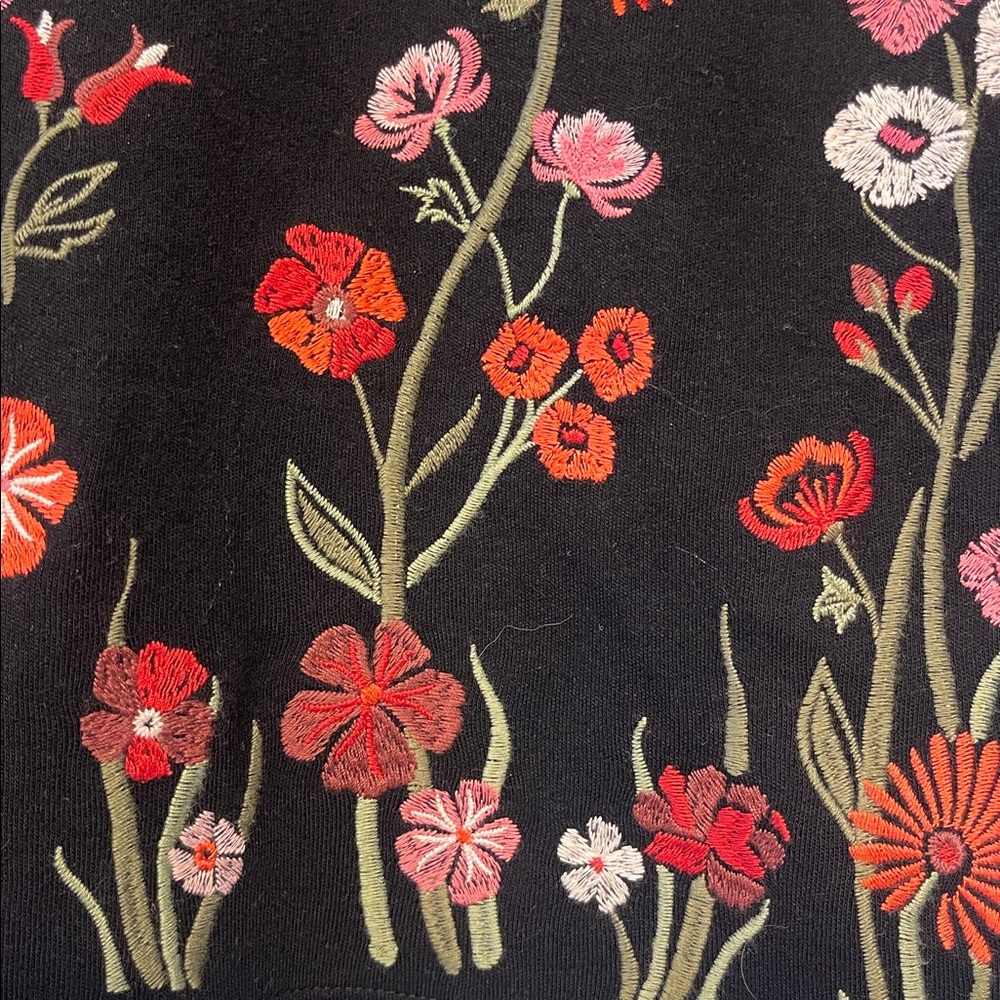 Karen Scott top featuring and detailed colorful flower embroidery size PS NEW - Picture 2 of 4